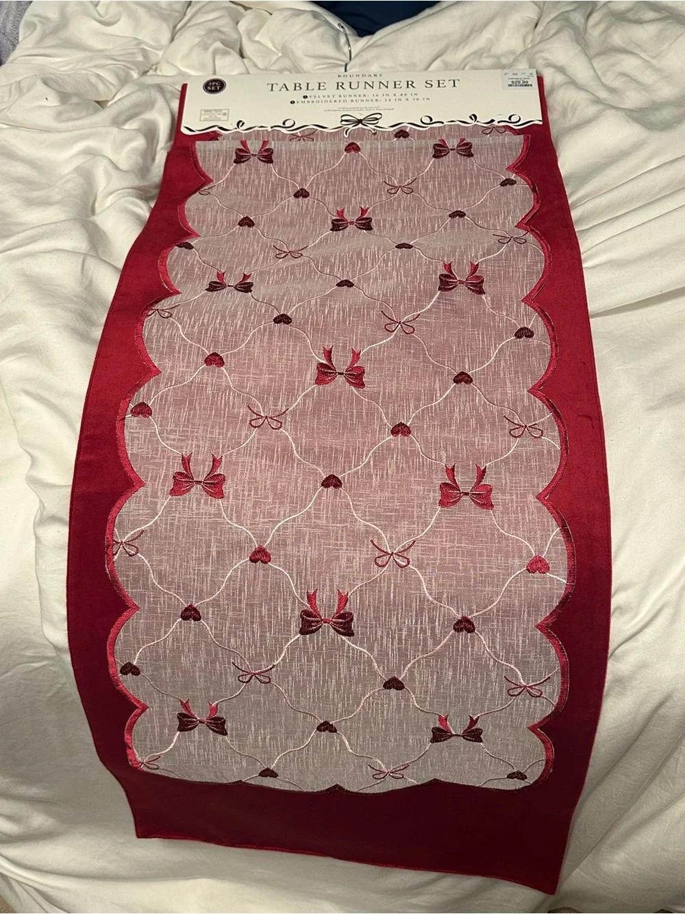 Red Embroidered Table Runner Set - Elegant Holiday Design